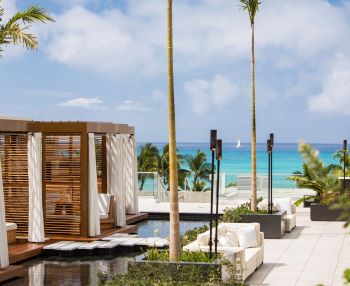 ‘Alohilani Resort Waikīkī Beach Pool Deck Cabanas