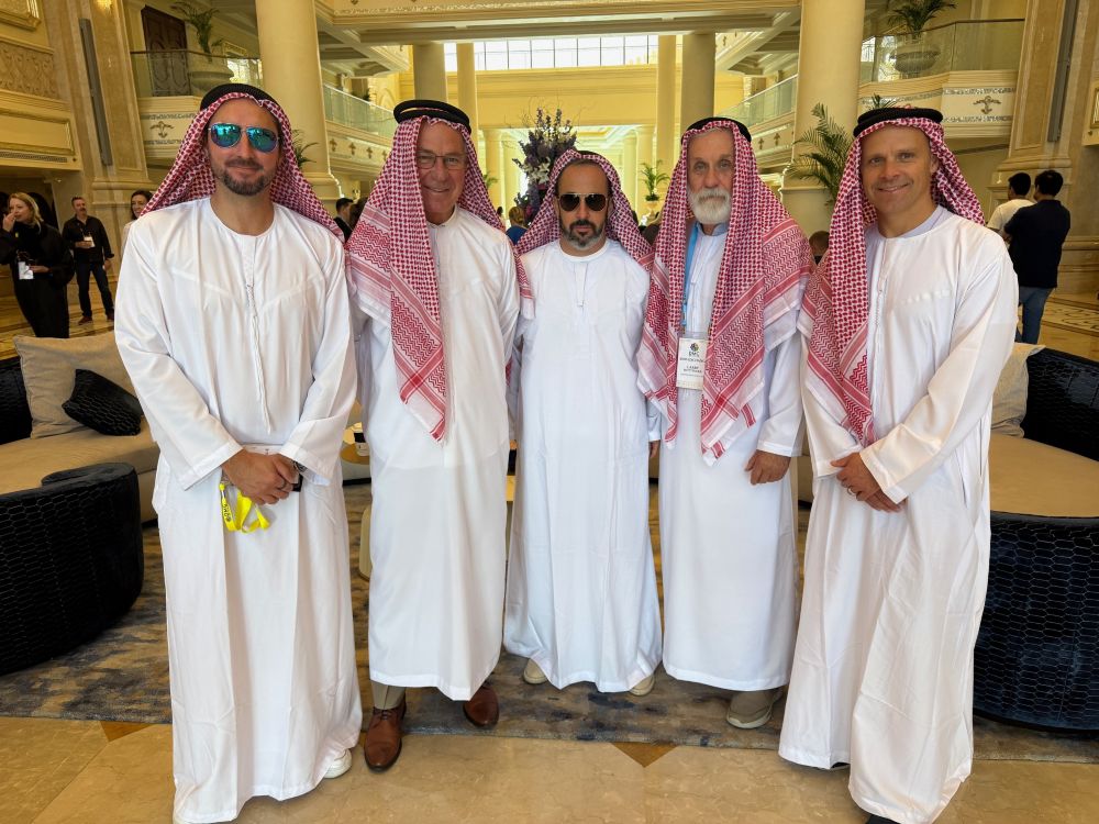 DMC Network Exchange attendees in traditional Arab garb.