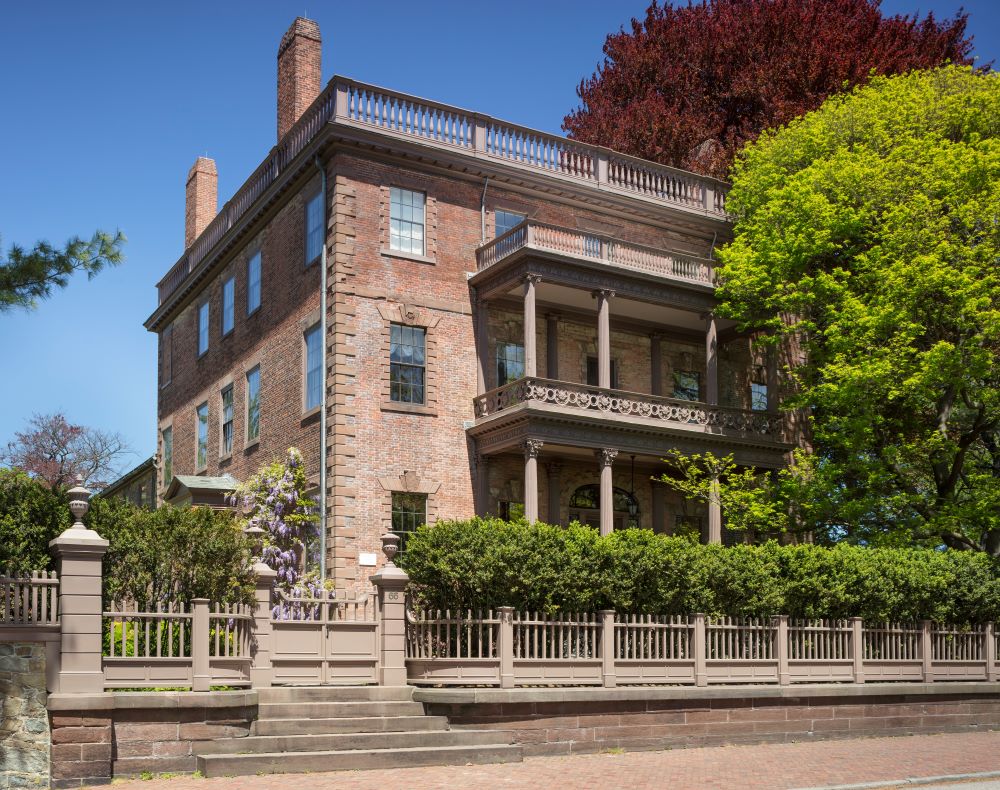 Photo of exterior of Corliss-Carrington House.