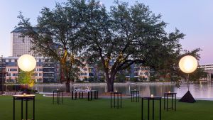 Image of outdoor reception area at Omni Las Colinas