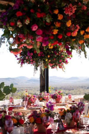 Photo of a floral dining table display at a Terramar event.