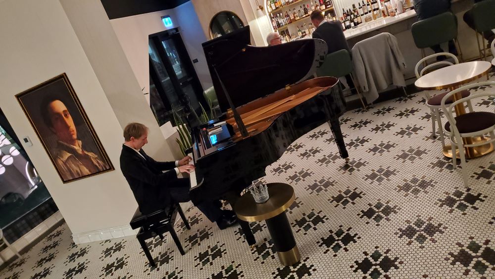 Photo of a piano player at The Dorian hotel in Calgary, Alberta.