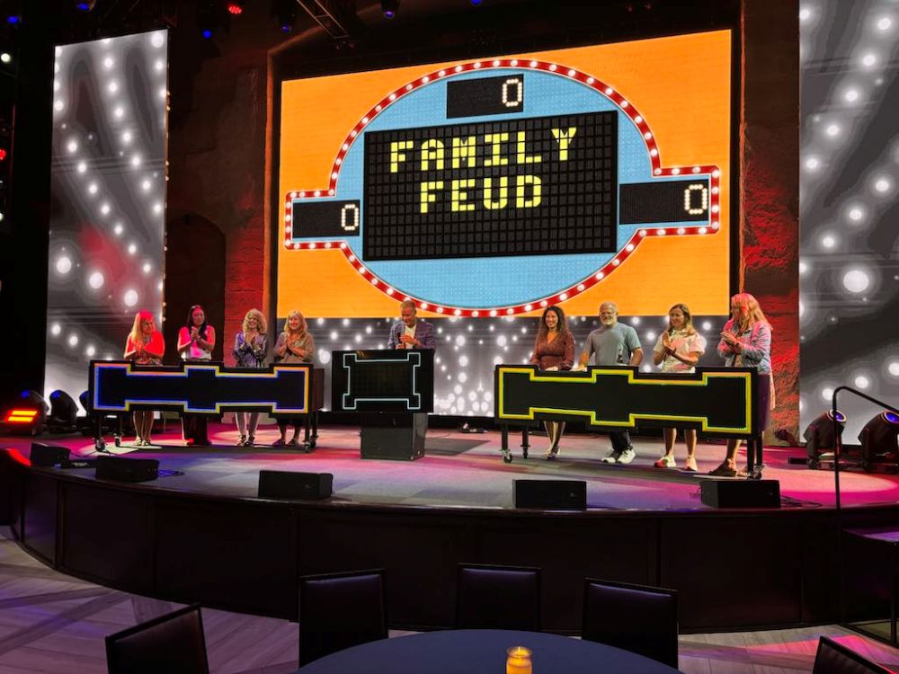 Family Feud-style gameshow.