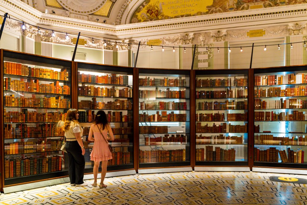 Image of two woment in the Library of Congress, Thomas Jefferson Library/
