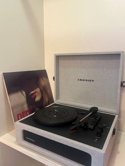 Record player in Alida guest room.