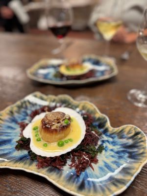 Photo of a scallop with peas.
