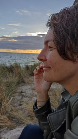 Photo of Mariska Kesteloo on a beach.