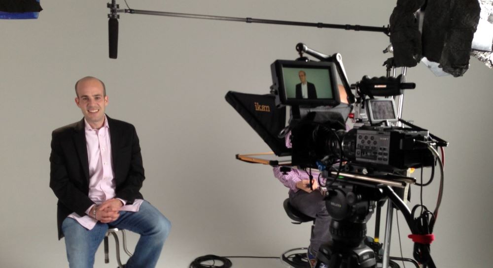 Futurist and author Scott Steinberg, seated