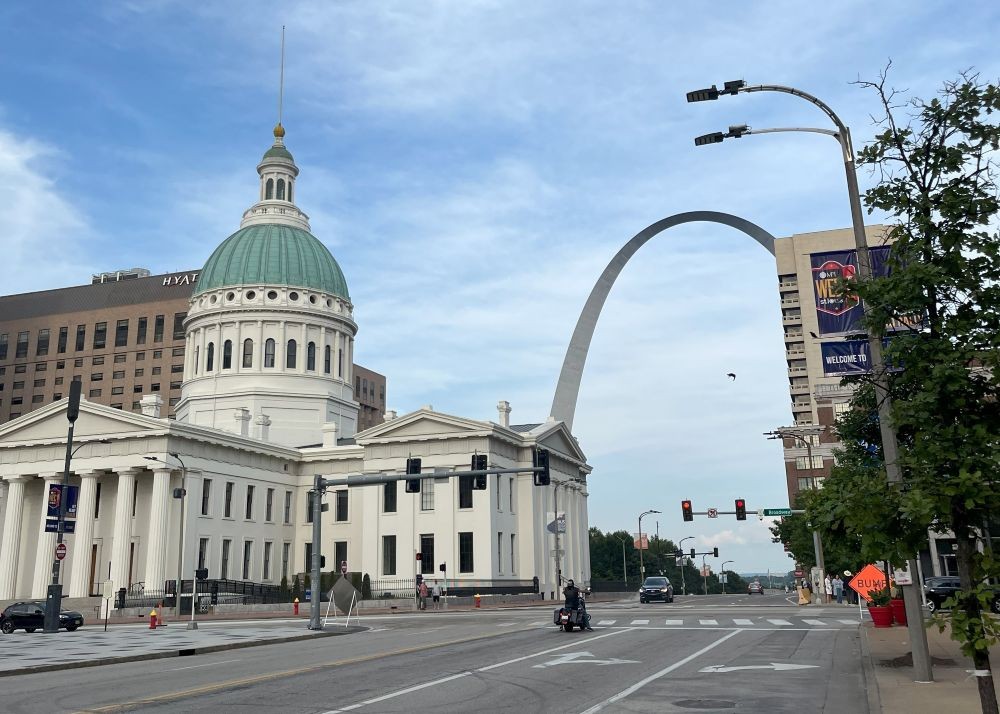 The Old Courthouse and Gateway Arch in St. Louis