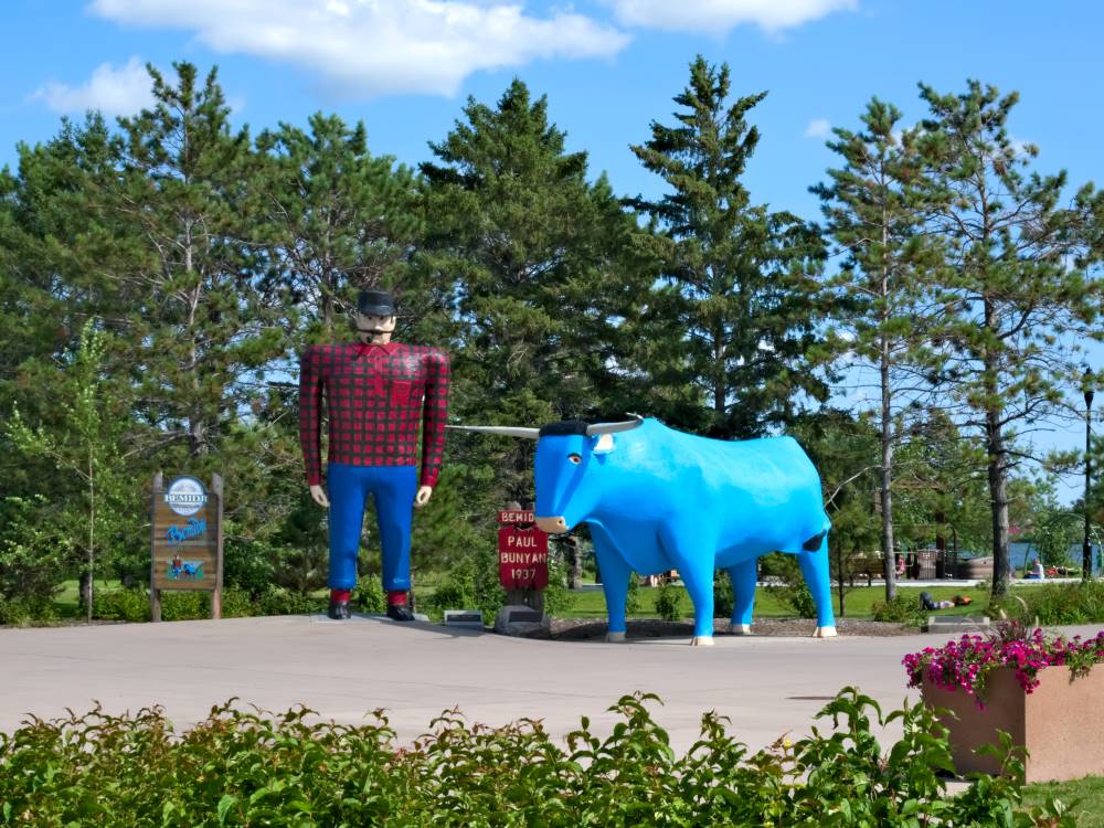 Paul Bunyan and blue ox Babe statues in Bemidji