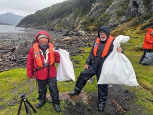 Jeff Heilman and fellow passenger Jay Tayaban on beach clean-up on Karukinka Nature Reserve, Chile