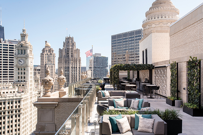 LH Rooftop, Rooftop Bar With City Views at LondonHouse Chicago Hotel