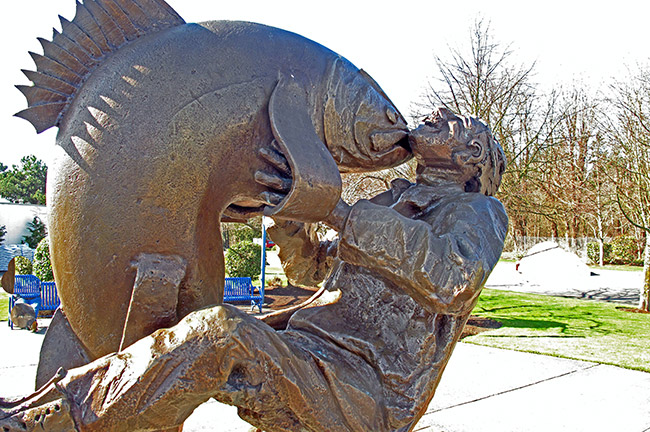 Big Catch Plaza Statue, Historic Des Moines, Washington