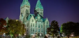 Richardson Hotel at night 