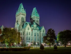 Richardson Hotel at night 