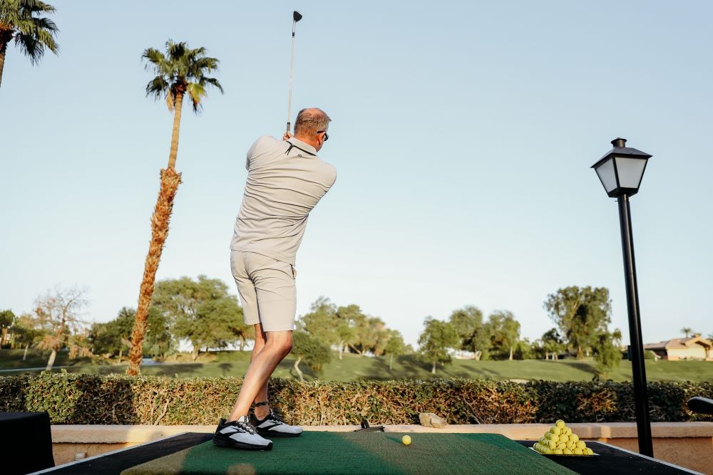 Attendee practicing his golf swing at Meetings Today LIVE! West opening reception. 