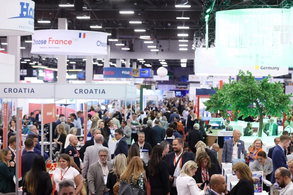 Photo of crowd on exhibition floor of IMEX America 2023.