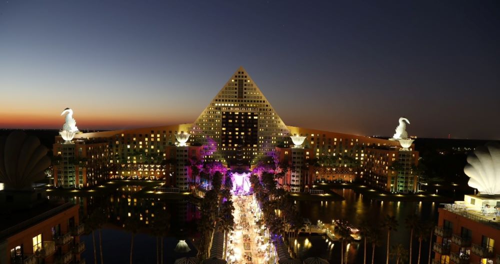 Events in the causeway are popular at Walt Disney World Swan and Dolphin Resort. Events in the causeway are popular at Walt Disney World Swan and Dolphin Resort.